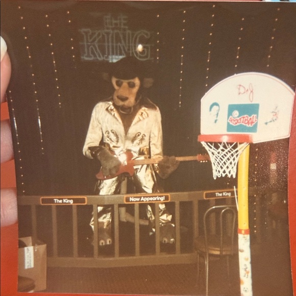 “The King” animatronic character from OG Chuck E. Cheese’s Pizza Time Theatre - Picture 2 of 3